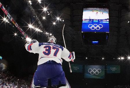 アイスホッケー男子決勝、カナダ戦の延長で決勝ゴールに喜ぶ米国のＧＫコナー・ヘレバイック＝２２日、ミラノ（ロイター＝共同）