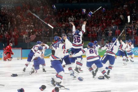 アイスホッケー男子決勝、カナダ戦で金メダルが決まるゴールに喜ぶ米国の選手たち＝２２日、ミラノ（ロイター＝共同）