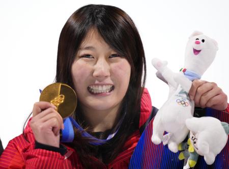 スノーボード女子ビッグエアで金メダルを獲得し、笑顔を見せる村瀬心椛＝９日、リビーニョ（共同）