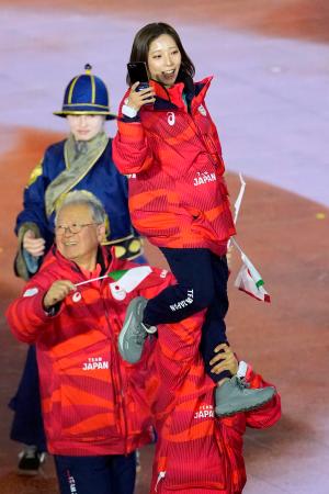 閉会式でフィギュアスケートの木原龍一（右下）にリフトされながら入場する三浦璃来＝２２日、イタリア・ベローナ（共同）