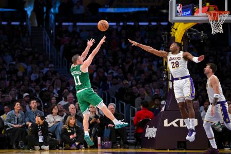 セルティックス戦でプレーするレーカーズの八村塁＝２２日、ロサンゼルス（ＡＰ＝共同）