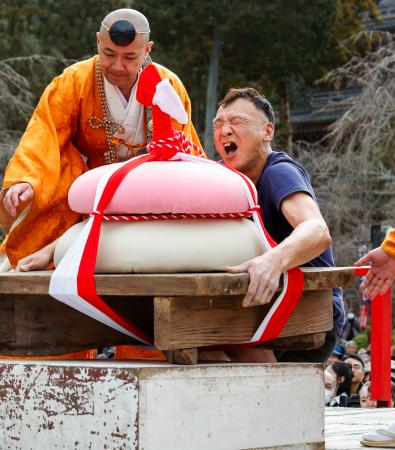 京都・醍醐寺で行われた「餅上げ力奉納」の男性の部で優勝した西田享さん＝２３日