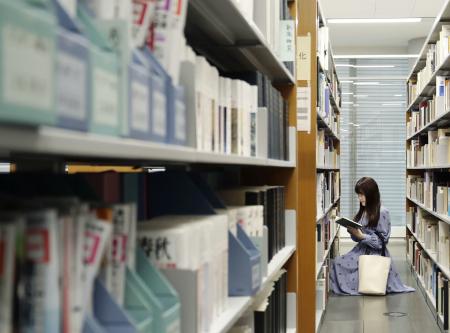 本を読む大学生＝東京都内