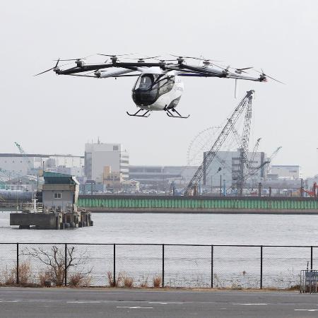 デモ飛行するスカイドライブの機体＝２４日午前、東京都江東区
