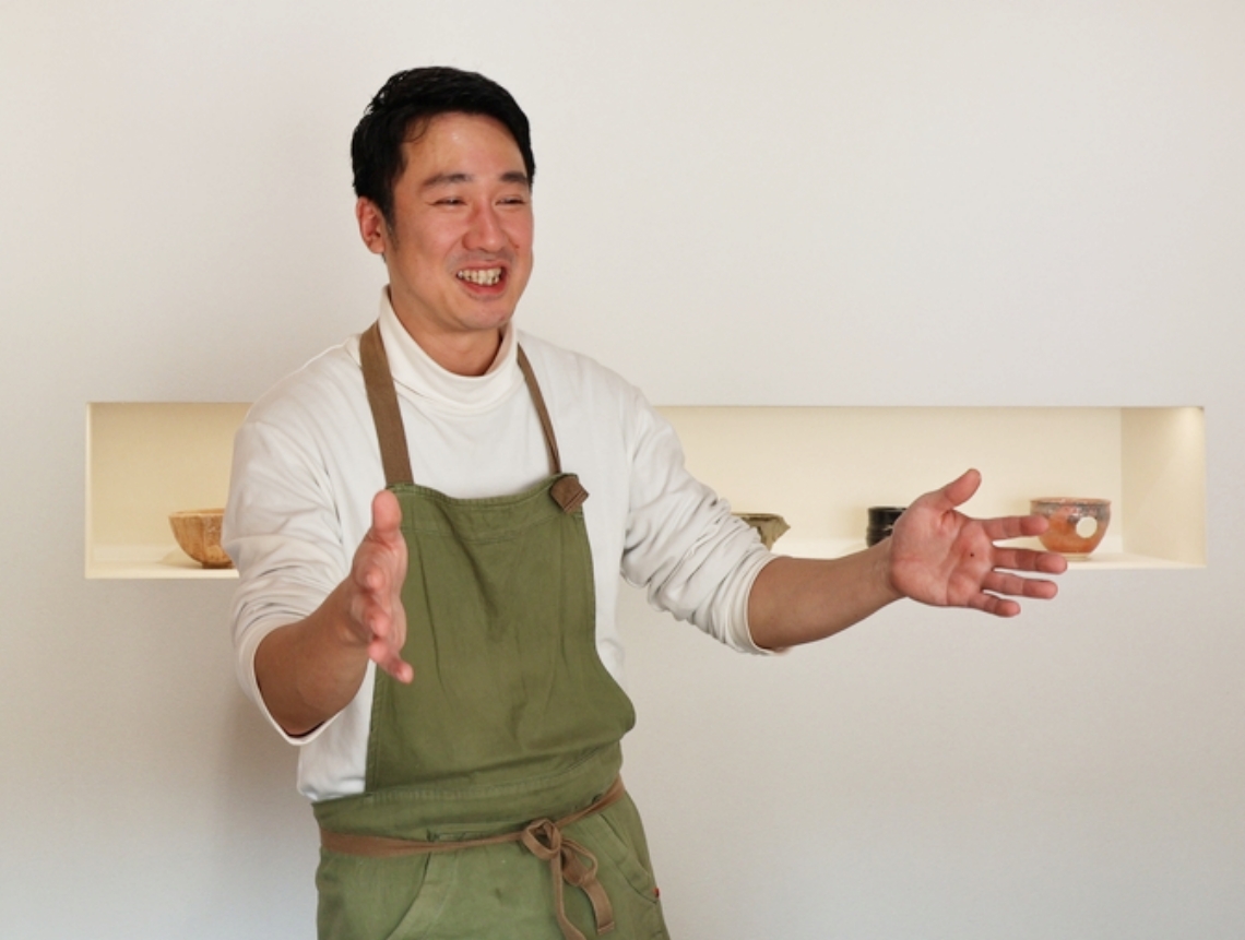 客と談笑する杉山公一さん