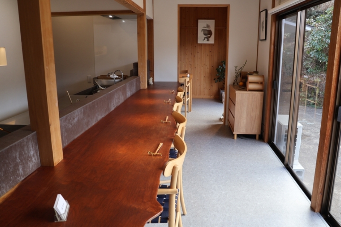 カウンター席と奥にテーブル席がある店内