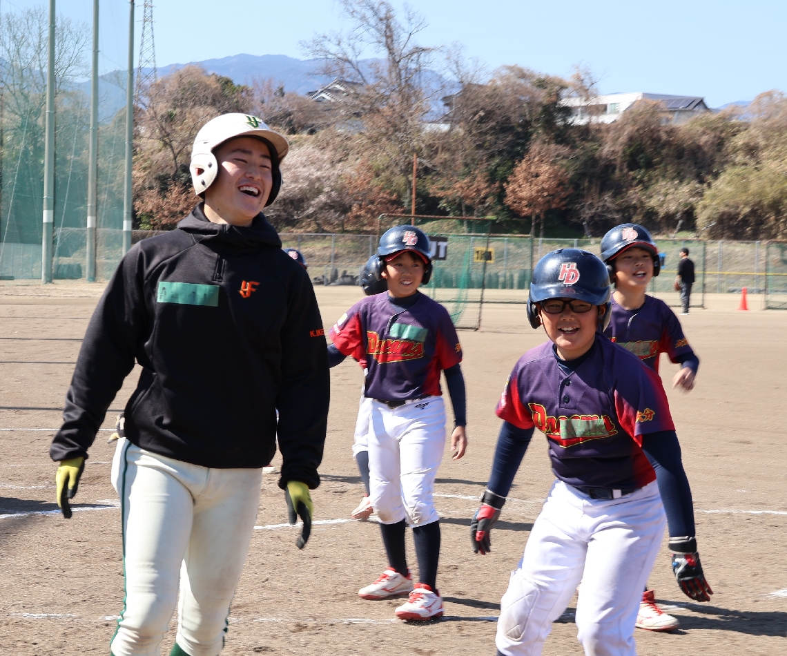 少年野球チームと交流する池田康平主将（左）