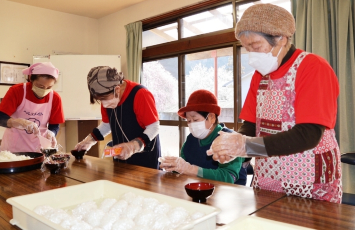 愛情を込めておにぎりを握るサロンの参加者