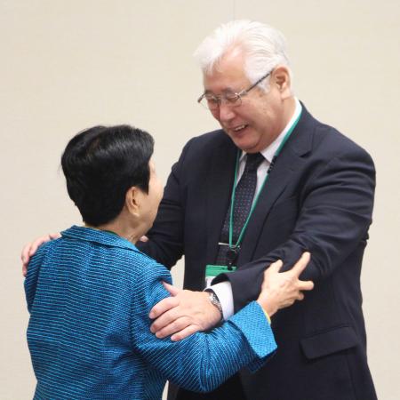 集会で袴田ひで子さん（左）と抱き合って喜ぶ阪原弘さんの長男弘次さん＝２５日午前、東京都内