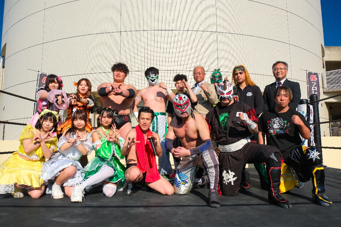 佐賀関の人々に元気を届けたレスラー、アイドル、スタッフら＝大分市佐賀関