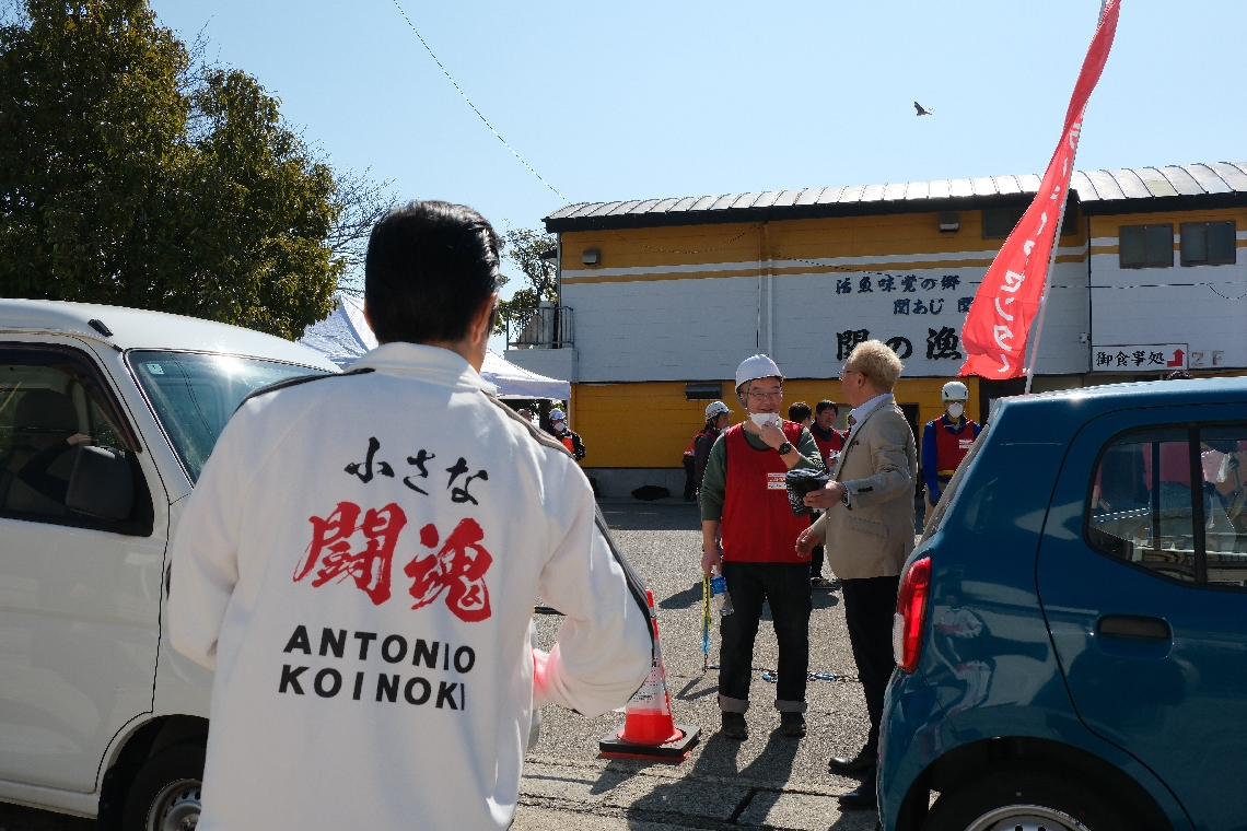 佐賀関大規模火災のボランティアセンターの人々と触れ合う「小さな闘魂」アントニオ小猪木ら