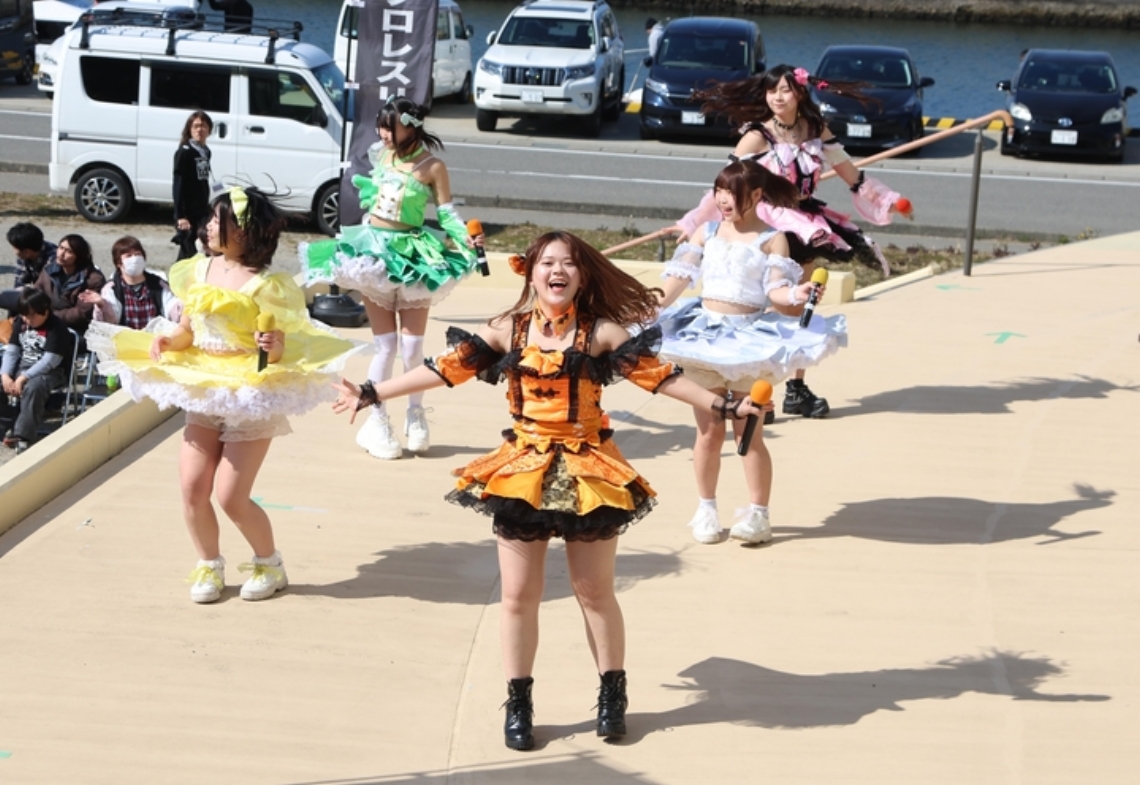 歌とダンスを披露するＣｈｉｍｏ