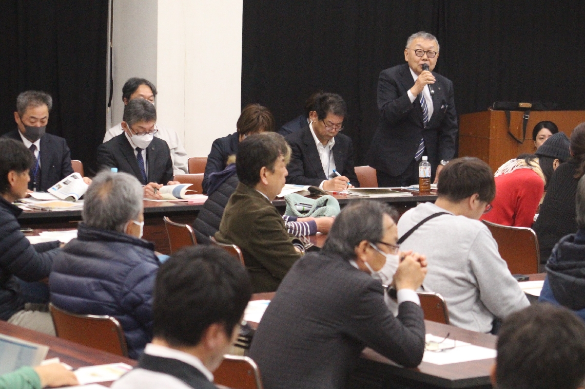 市民からの質問や意見に答える工藤隆浩副市長＝竹田市竹田の竹田商工会議所