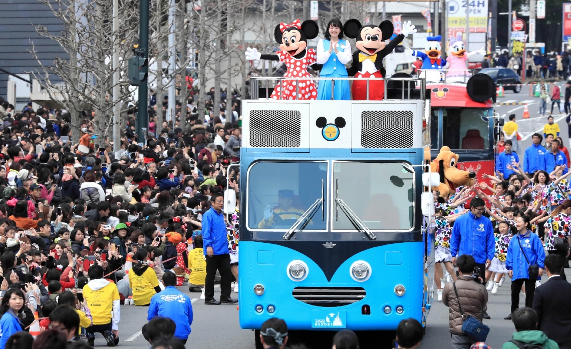 泉都をパレードするディズニーのキャラクター。一目見ようと大勢の見物客でにぎわった＝２０１７年４月２日、別府市