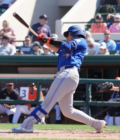 タイガース戦の４回、二塁打を放つブルージェイズ・岡本＝レークランド（共同）