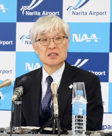記者会見するＮＡＡの藤井直樹社長＝２６日午前、成田空港