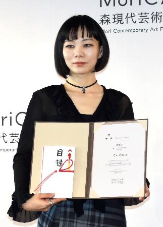 「森アートアワード」で初代グランプリに選ばれた片山真理さん＝２６日午前、東京・六本木