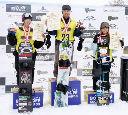 表彰式でポーズをとる優勝した村瀬由徠（中央）、２位の鈴木萌々（左）、３位の森井姫明麗＝星野リゾートネコママウンテン