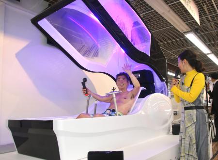「ミライ人間洗濯機」を体験するタレントの勝俣州和さん＝２６日午前、東京・池袋のヤマダデンキ「ＬＡＢＩ池袋本店」