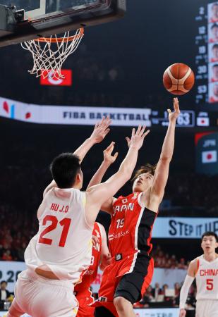 日本―中国　第４クオーター、シュートを放つ西田（右）＝沖縄サントリーアリーナ