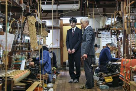 老舗織元「佐々木能衣装」で西陣織の製作の様子を視察される悠仁さま＝２７日午前、京都市上京区（代表撮影）