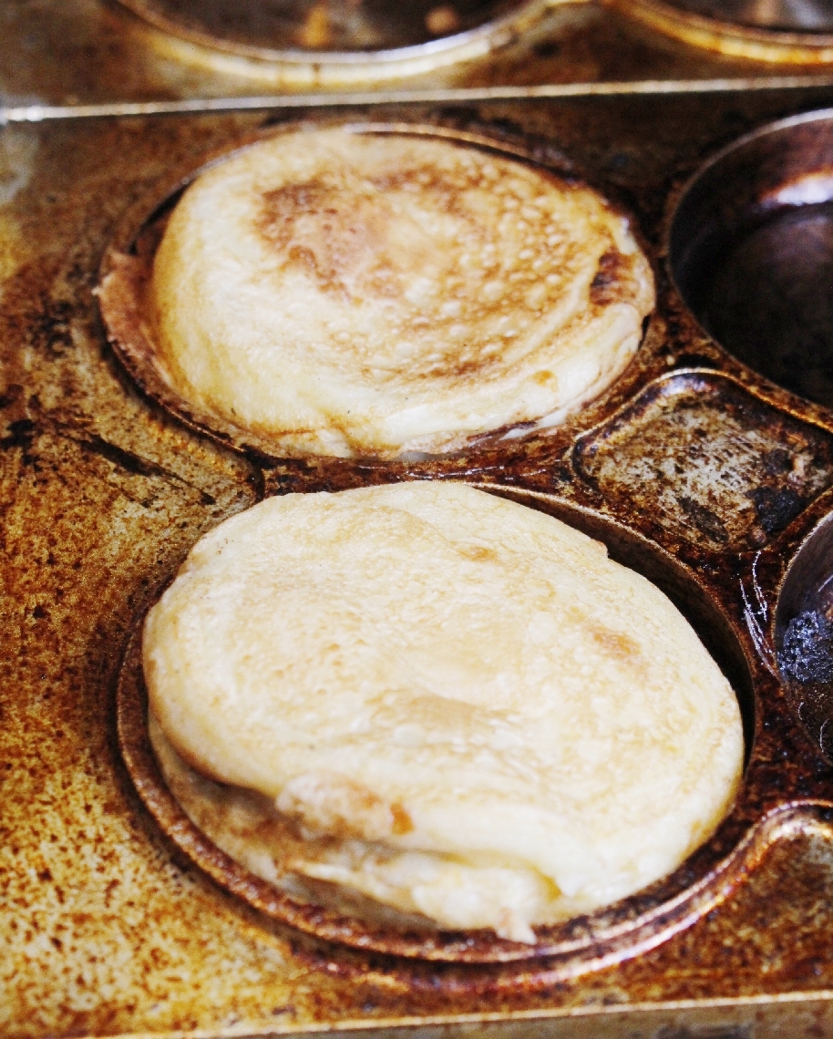 回転焼きのような見た目で、お好み焼きやたこ焼きのような味の「ふない焼き」