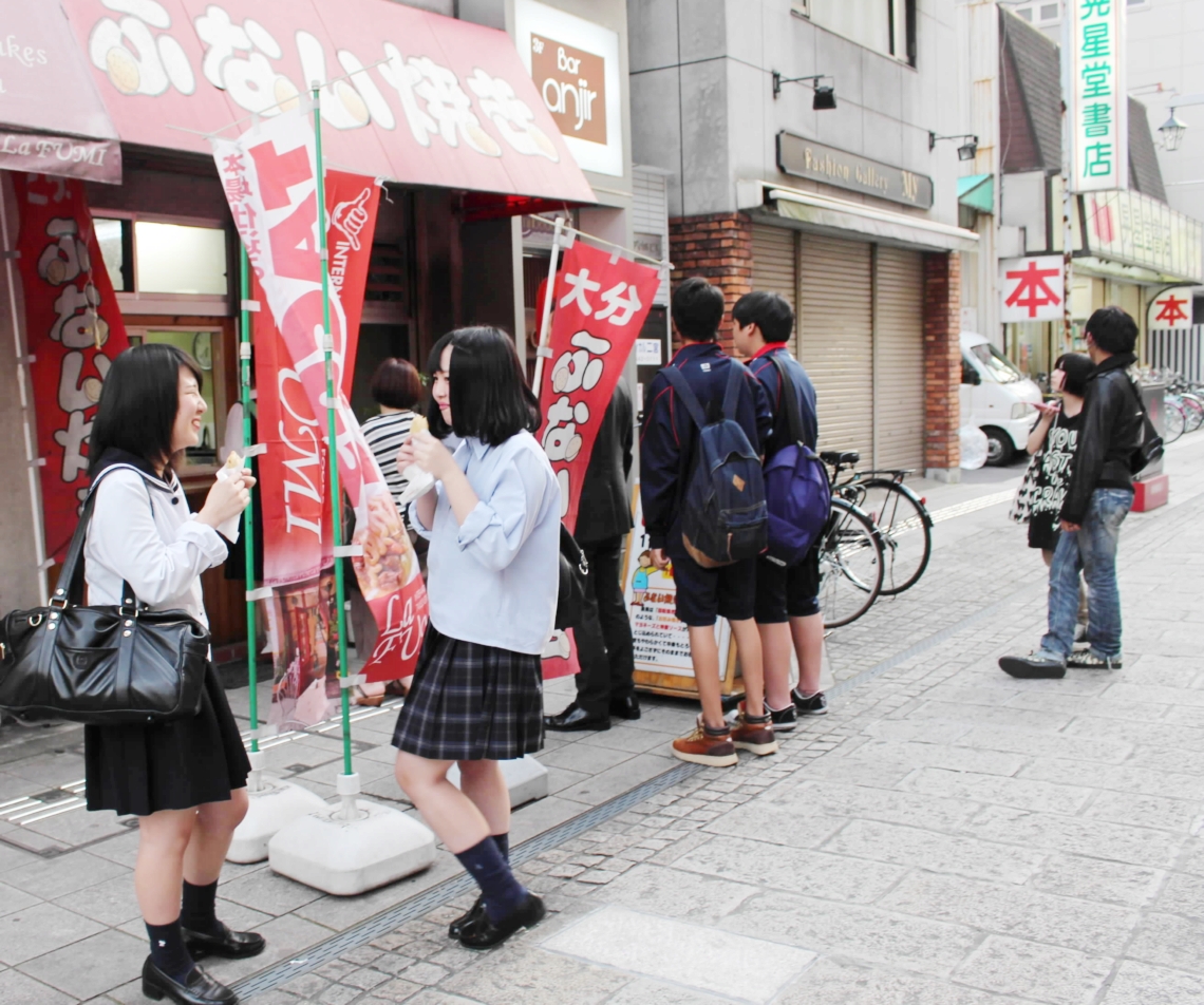 夕方になると中高生が列をつくった２０１４年当時の「ふない焼き」の店舗前