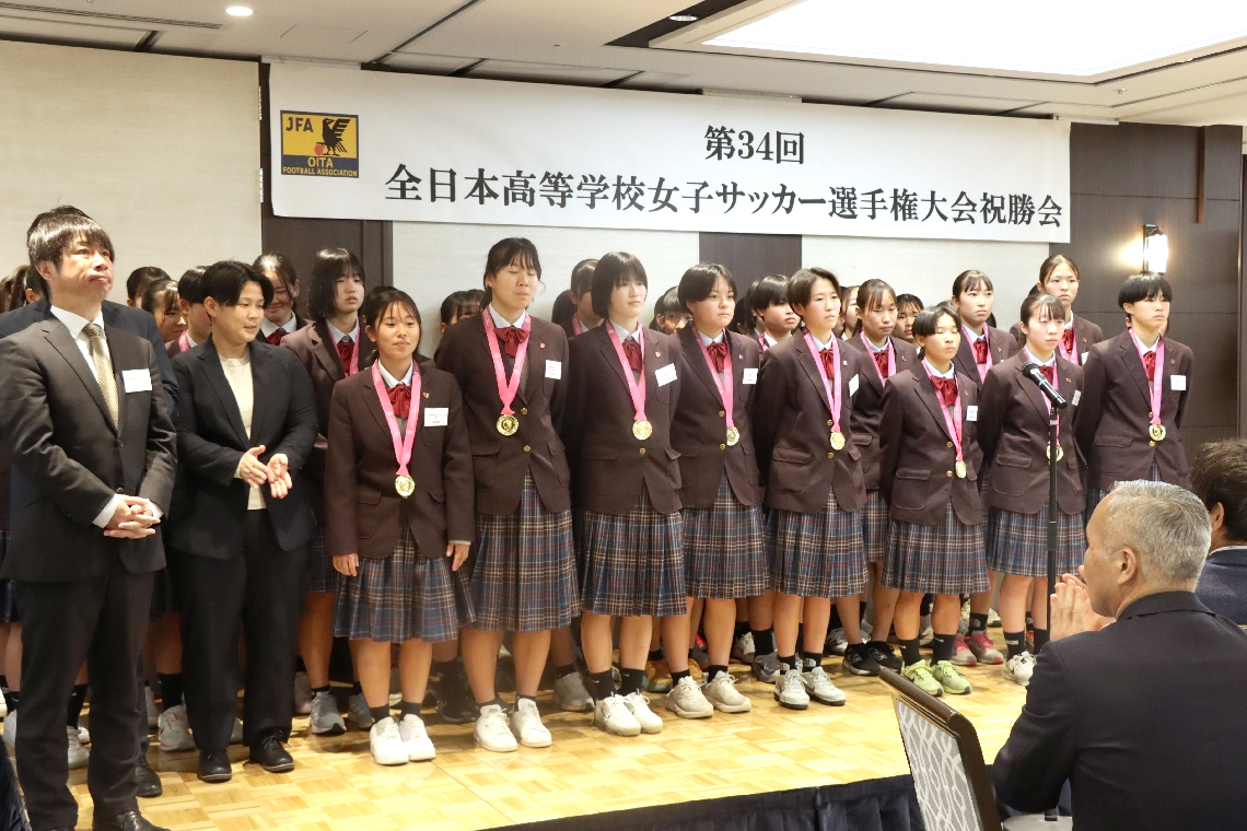 全日本高校女子サッカー選手権で優勝した柳ケ浦の選手たち