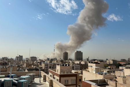 イランの首都テヘランで爆発後に立ち上る煙＝２８日（ＡＰ＝共同）