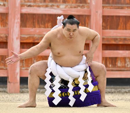 大相撲春場所を前に奉納土俵入りを披露する横綱豊昇龍＝２月２８日、大阪市の住吉大社