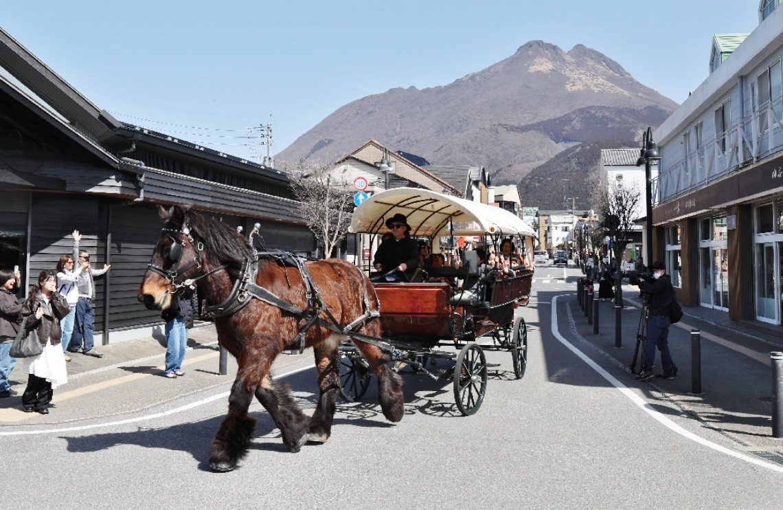 湯布院の街をゆったりと進む辻馬車