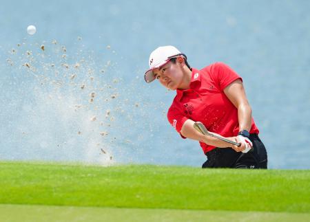 最終ラウンド、１５番でバンカーショットを放つ岩井明愛。通算７アンダーで８位＝セントーサＧＣ（共同）