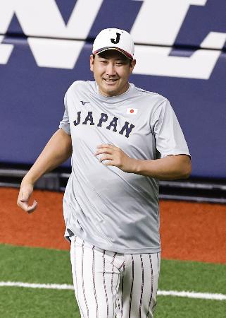 調整する菅野＝京セラドーム