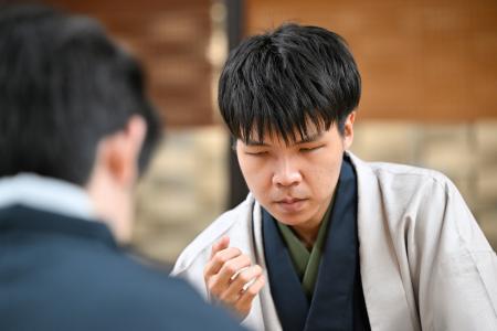 将棋の第５１期棋王戦コナミグループ杯５番勝負第３局で、藤井聡太棋王（手前）を破った増田康宏八段＝１日午後、新潟市