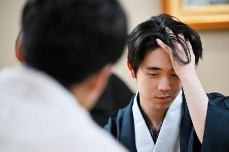 将棋の第５１期棋王戦コナミグループ杯５番勝負第３局で、増田康宏八段（手前）に敗れた藤井聡太棋王＝１日午後、新潟市