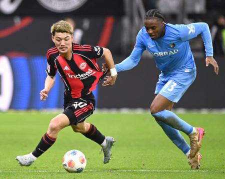 フライブルク戦で競り合うＥフランクフルトの堂安（左）＝フランクフルト（共同）