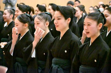 宝塚音楽学校の卒業式で涙ぐむ第１１２期生＝２日午前、兵庫県宝塚市