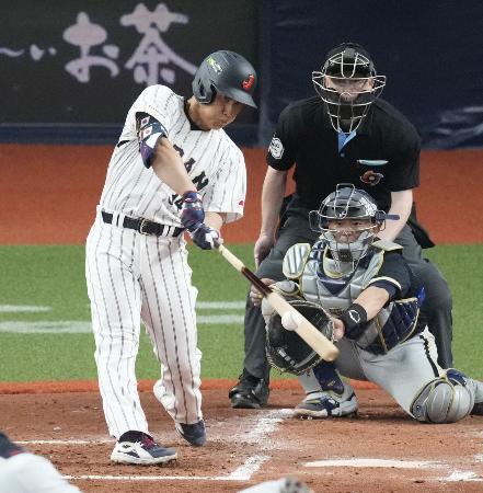 ５回日本代表１死、吉田が右越えに本塁打を放つ。捕手森友＝京セラドーム