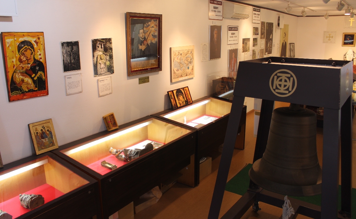竹田キリシタン資料館の館内には約５０点の資料が並ぶ