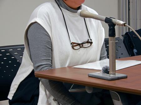 開示文書の受け取り後、取材に応じる赤木俊夫さんの妻雅子さん＝３日午前、東京都港区