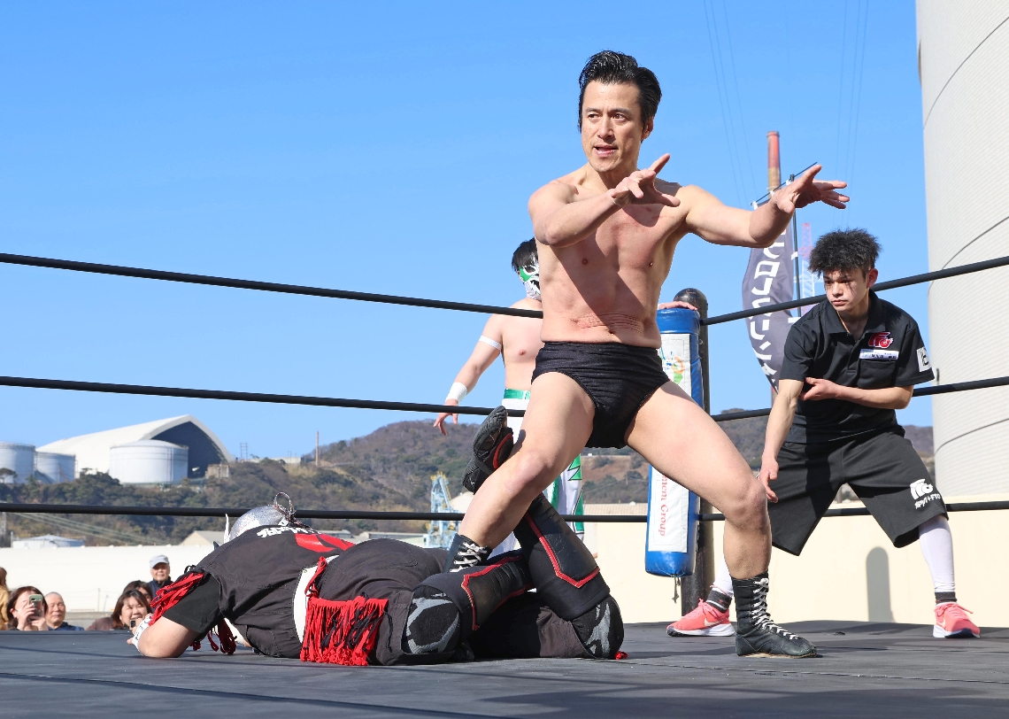 リバース・インディアン・デスロックで会場を笑わせるアントニオ小猪木＝大分市佐賀関