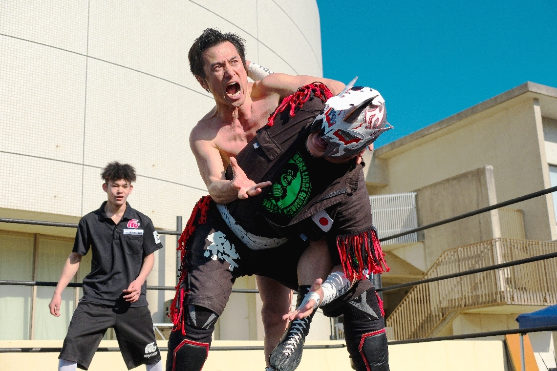 コブラツイストでスカルリーパー・エイジを攻めるアントニオ小猪木