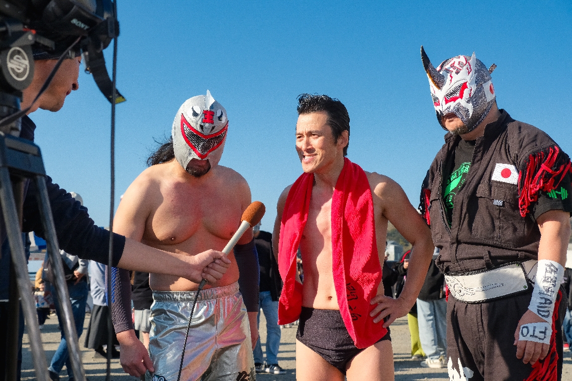 試合後、インタビューに答える鯖王（左）、アントニオ小猪木（中央）、スカルリーパー・エイジ（右）