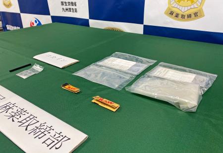 九州厚生局麻薬取締部と熊本県警が容疑者の自宅などから押収したＴＨＣが含まれるとみられる大麻など＝４日正午、福岡市博多区