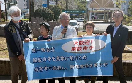 東京高裁決定を受け、アピールする橋田達夫さん（中央）ら＝４日午後、高知市