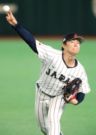 キャッチボールで調整する山本＝東京ドーム