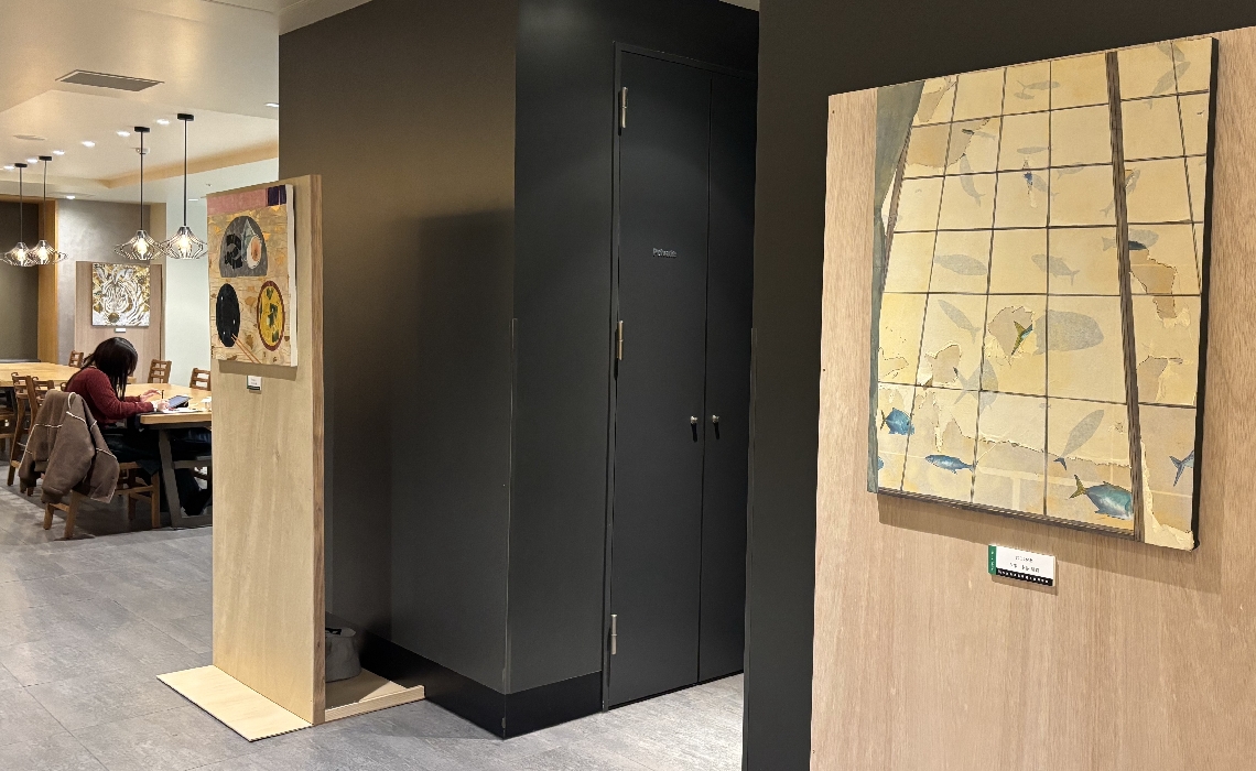 多谷明莉さんの作品「むこうがわ」（右）など８点が並ぶ＝スターバックスコーヒー大分トキハ本店