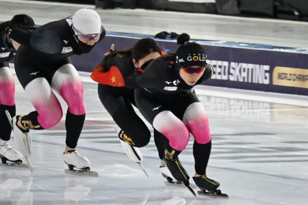 スピードスケート世界選手権に向け、本番会場で調整する高木美帆（右）＝４日、ヘーレンフェイン（共同）