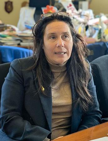 インタビューに答えるイタリアのロカテッリ障害担当相（共同）