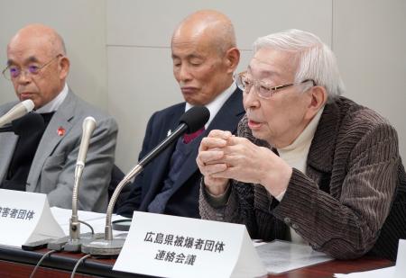 記者会見でフランスのマクロン大統領の方針に抗議する広島被爆者団体連絡会議の田中聡司事務局長（右）ら＝６日午前、広島市中区